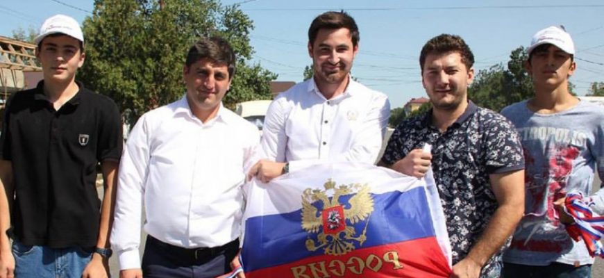 В Кизилюртовском районе прошла акция "Триколор" в честь Дня Государственного флага Российской Федерации