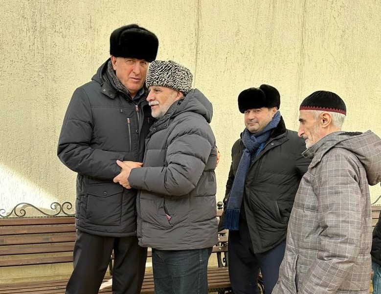 Абдулмуслим Абдулмуслимов навестил семью Героя России Нурмагомеда Гаджимагомедова