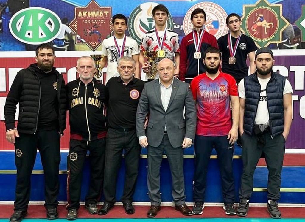 Дагестанские борцы выиграли почти 20 медалей на Первенстве СКФО в Грозном